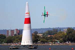 a faster shutter speed of 1/2000 seconds freezes the propeller movement