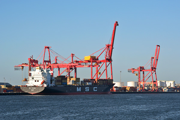 loading a container ship