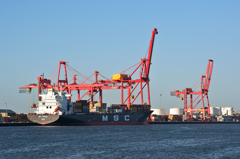 loading a container ship