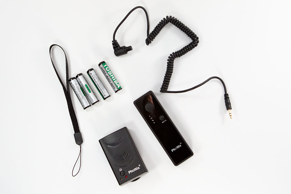 components: handstrap, 4x AAA batteries, receiver, transmitter and camera cable