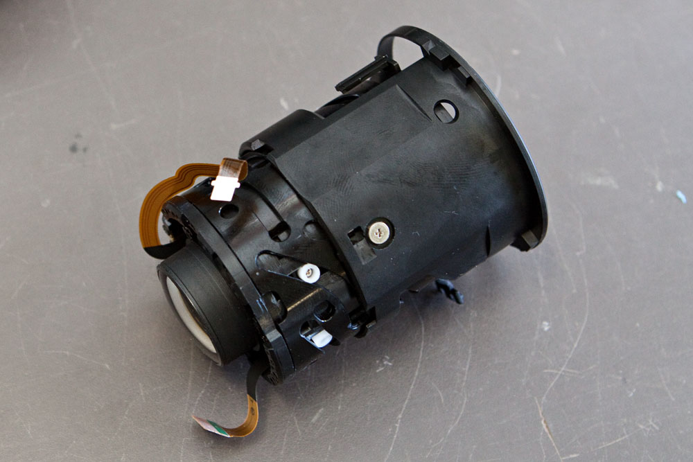 the outer barrel contains the focus mechanism, and the inner barrel contains the aperture diaphragm and the IS mechanism