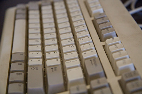 testing the focus at maximum aperture at 85mm, focussing on the 'P' key