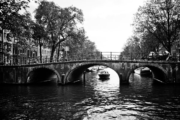 boat on the Keizersgracht passing under a bridge