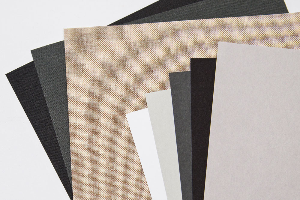 Blurb Swatch Kit: samples of the hardcover linens (left side), samples of the end sheets (right side)